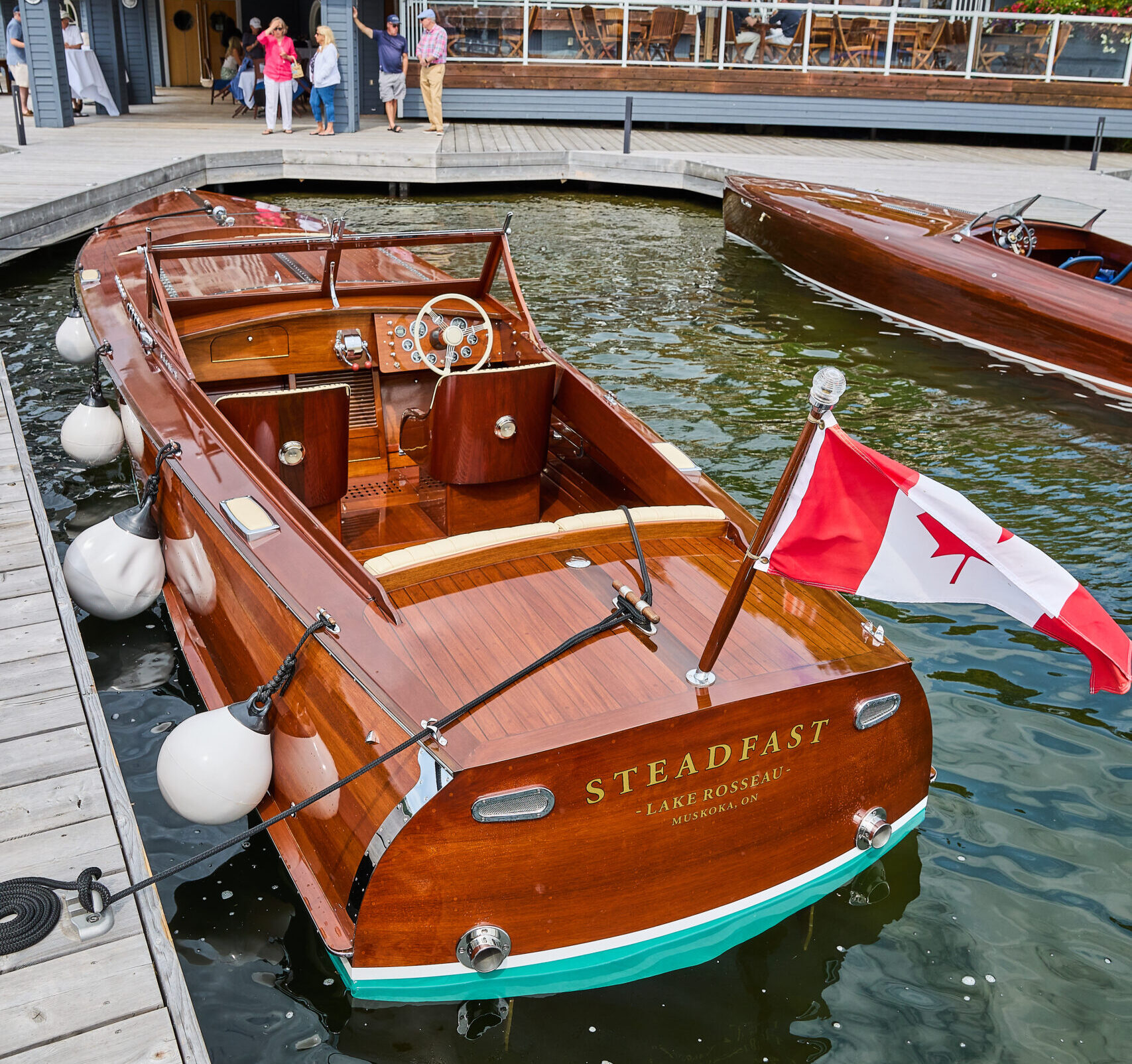 微笑ましい姿の　カリン　ノーム　CAIRN 　ボート Clarion Models - Clarion Boats